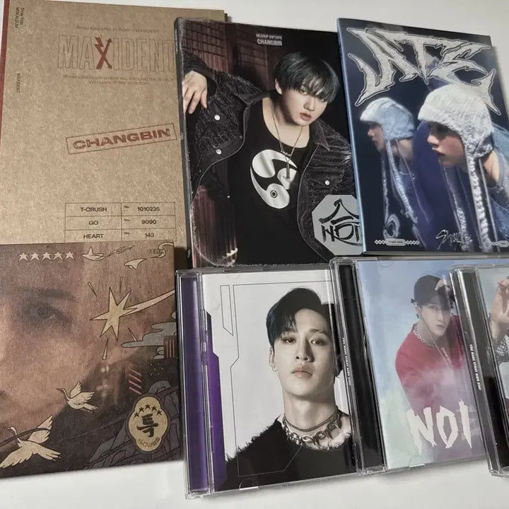 [BUNJANG] Stray Kids Merchandise Bundle (Album, Stickers, Photo Cards, Holder) / 스트레이키즈 스키즈 굿즈 엠디 비공굿 앨범 포카 일괄 양도 처분