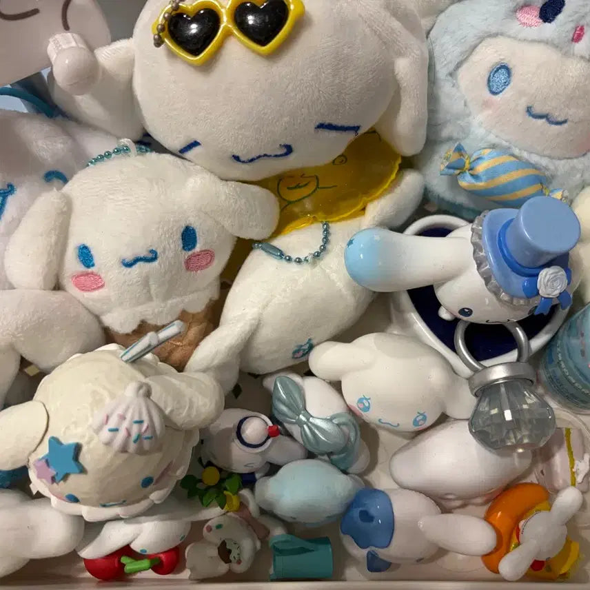 [BUNJANG] Cinnamoroll Goods Bundle / 시나모롤 굿즈 싸게 판매합니다 (폰 거치대 인형 키링 피규어 가챠 텀블러 등)