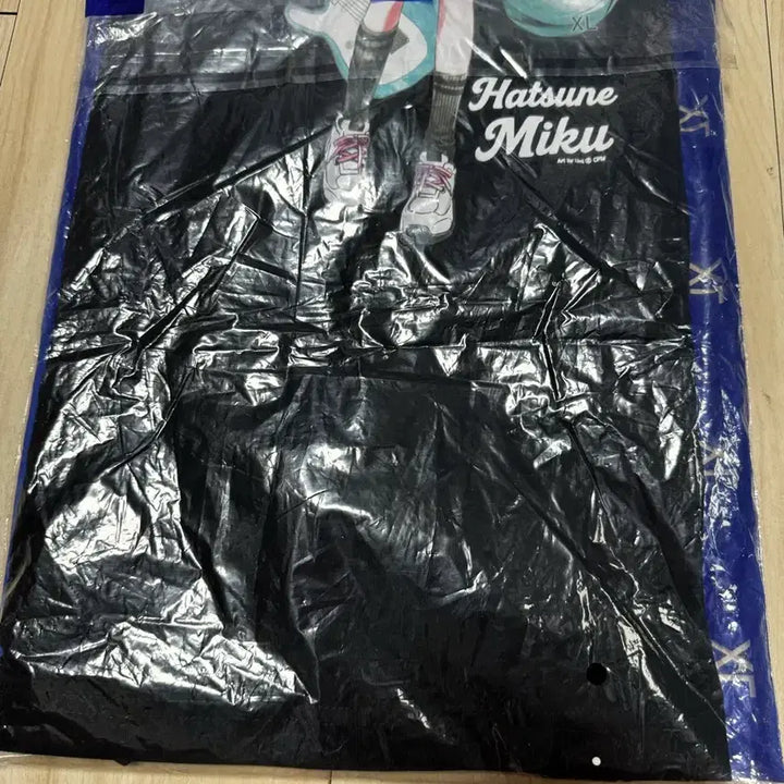 [BUNJANG] SPAO x Hatsune Miku Black T-Shirt (XL) / 스파오 하츠네 미쿠 블랙 반팔 티셔츠 (xl)