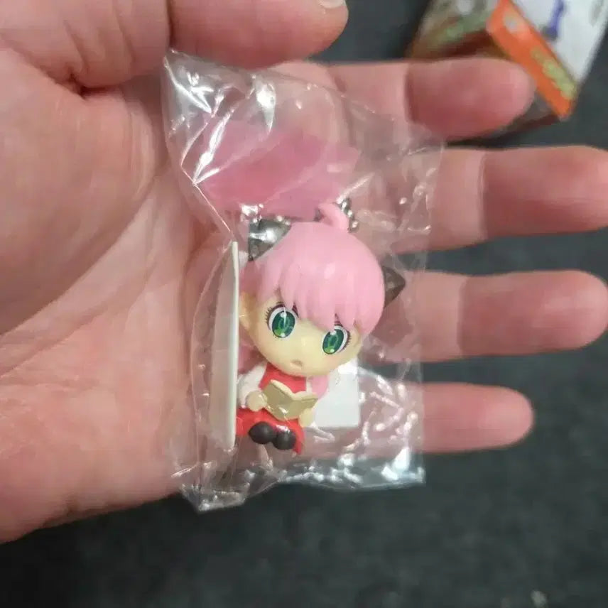 [BUNJANG] Spy x Family Anya Forger Bookworm Mascot Strap Figure / 스파이패밀리 스파패 피규어 키링 스트랩 마스코트 책보는 아냐 포저