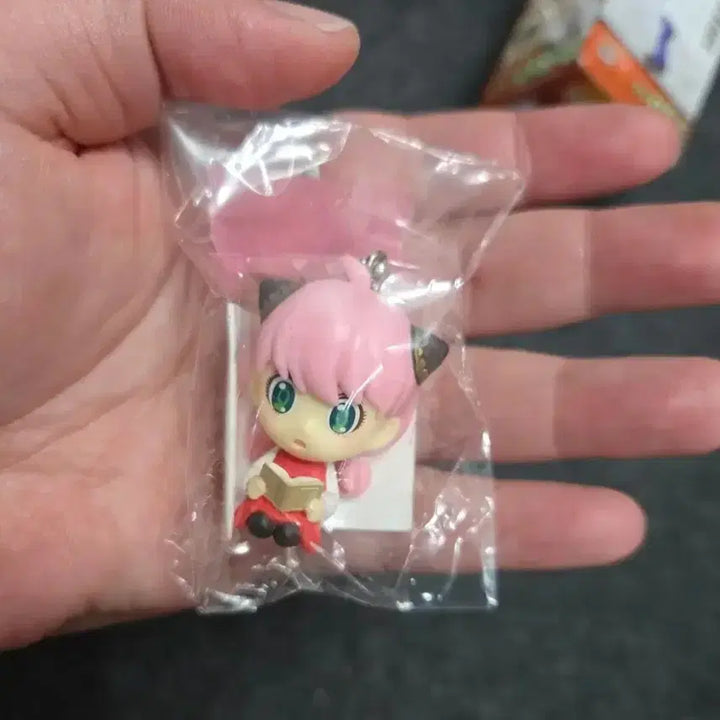 [BUNJANG] Spy x Family Anya Forger Bookworm Mascot Strap Figure / 스파이패밀리 스파패 피규어 키링 스트랩 마스코트 책보는 아냐 포저