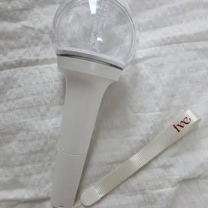 [BUNJANG] IVE Official Light Stick (Full Box / Strap Included) / IVE 아이브 공식 응원봉 (풀박스/스트랩 포함)