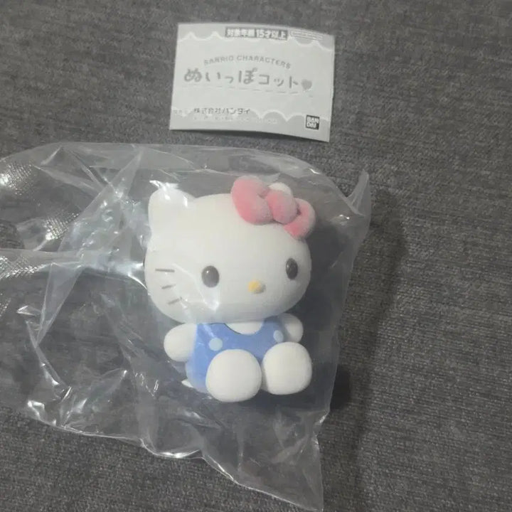 [BUNJANG] Sanrio Tuxedo Sam / Hello Kitty Figure Gacha / 산리오 턱시도샘/키티 피규어 가챠