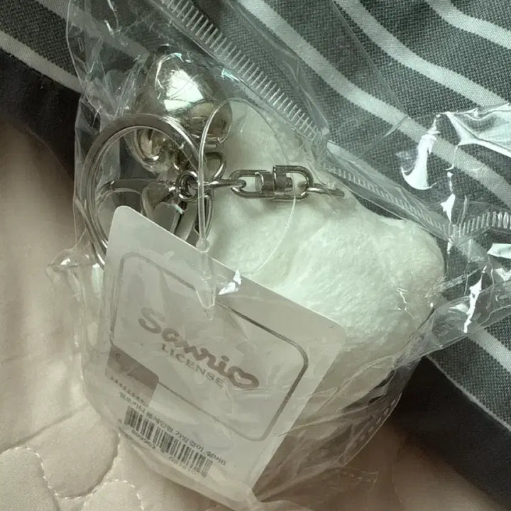 [BUNJANG] Sanrio Hello Kitty Silver Heart Charm Doll Keychain / 산리오 헬로키티 실버 하트 참 인형 키링