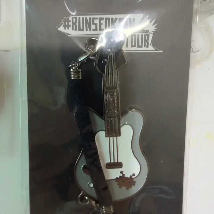 [BUNJANG] Run Jin K-Pop Tour Chiba Guitar Charm (Sealed) / [미개봉] 런석진 기타참-치바