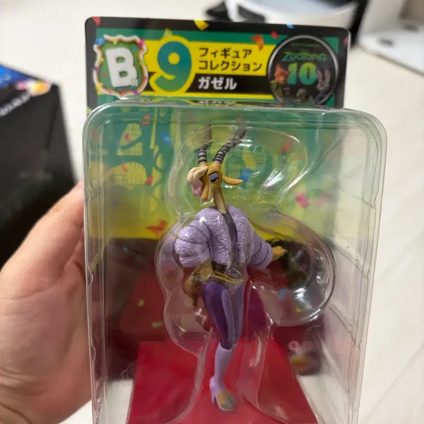 [BUNJANG] Zootopia Gazelle Figure + Card Holder Bundle / 주토피아 B상 가젤 피규어 + E상 카드 홀더 일괄