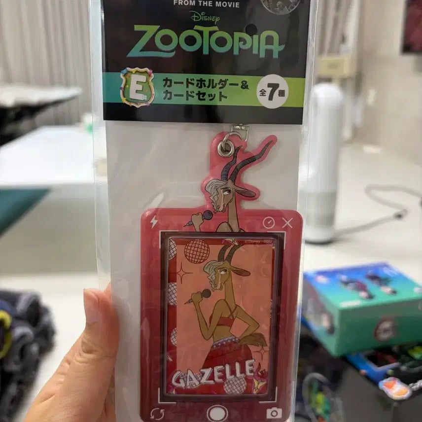 [BUNJANG] Zootopia Gazelle Figure + Card Holder Bundle / 주토피아 B상 가젤 피규어 + E상 카드 홀더 일괄