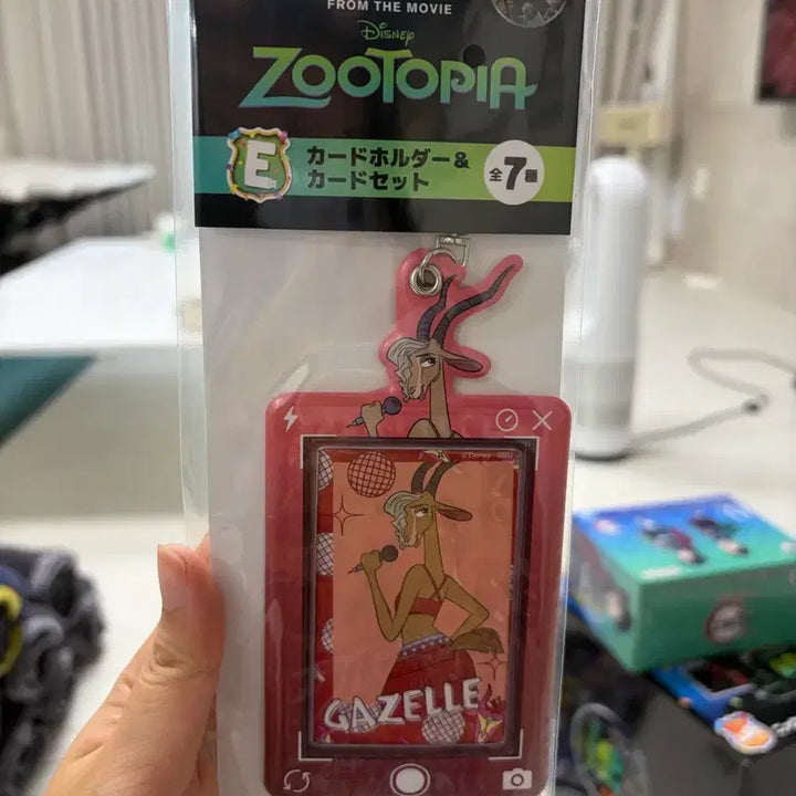 [BUNJANG] Zootopia Gazelle Figure + Card Holder Bundle / 주토피아 B상 가젤 피규어 + E상 카드 홀더 일괄