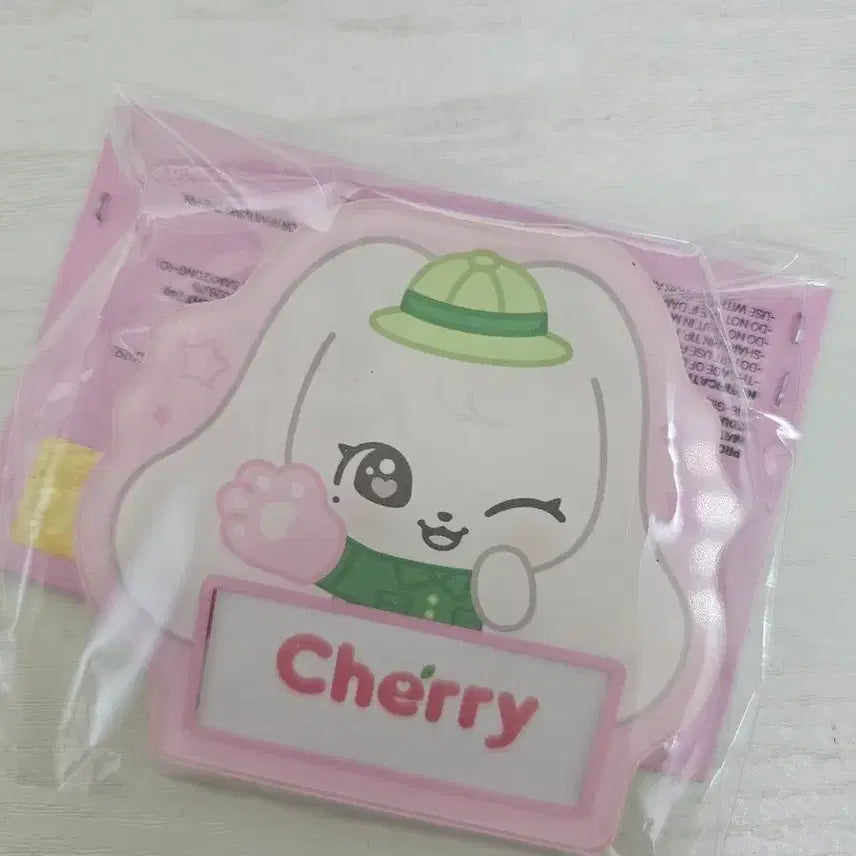 [BUNJANG] IVE Minive Everland Name Tag Jang Wonyoung Cherry (Sealed) / 미개봉 아이브 ive 미니브 minive 에버랜드 04 명찰 장원영 체리