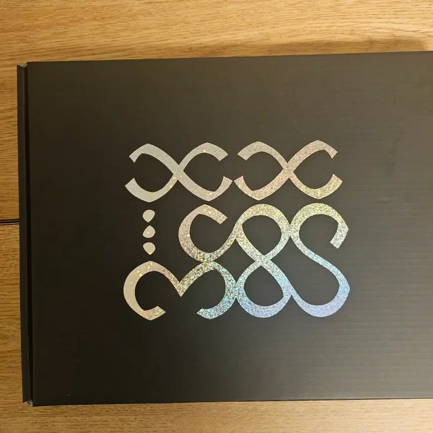 [BUNJANG] BIGBANG 20th Anniversary Exhibition Limited Edition Hologram T-Shirt / 빅뱅 20주년 전시회 리미티드 한정판 홀로그램 티셔츠
