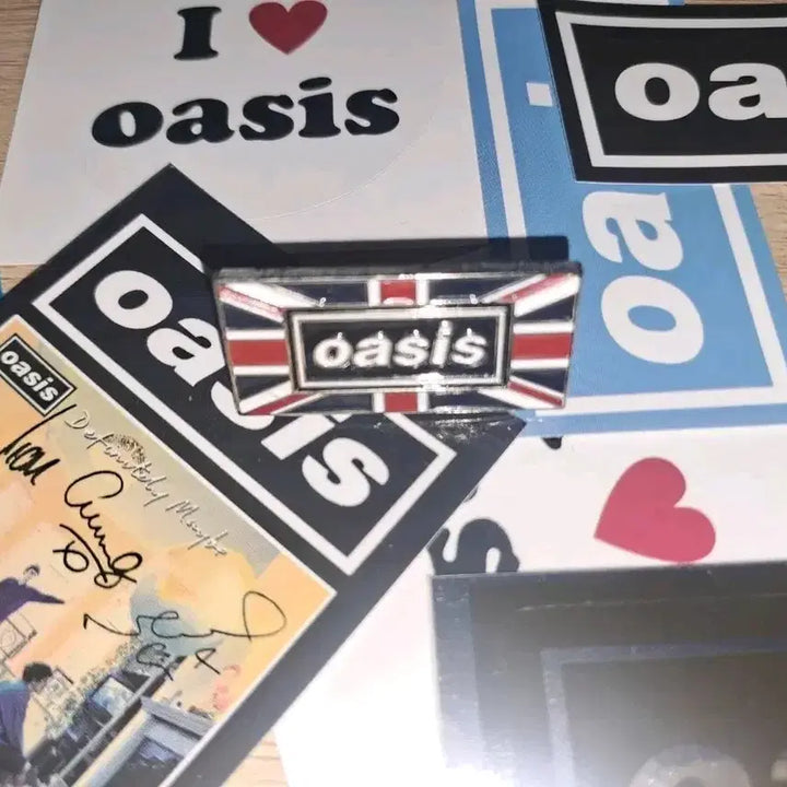 [BUNJANG] Oasis Non-Official Metal Badge &amp; Goods Sticker Bundle / 오아시스 비공식 메탈 뱃지+ 비공굿 스티커 일괄 판매