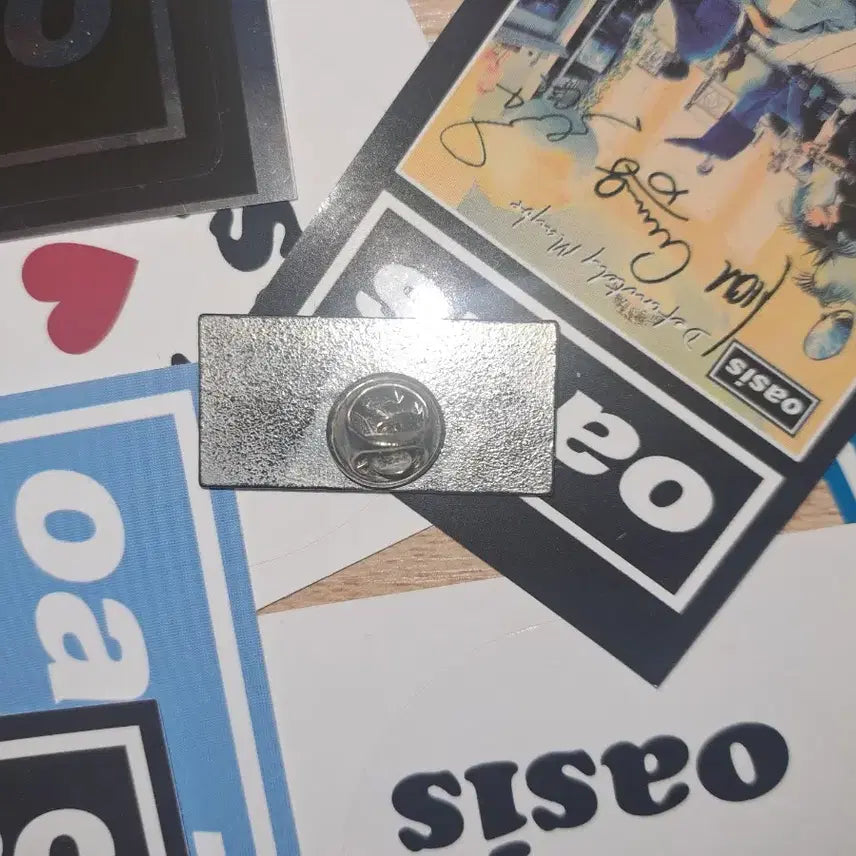 [BUNJANG] Oasis Non-Official Metal Badge &amp; Goods Sticker Bundle / 오아시스 비공식 메탈 뱃지+ 비공굿 스티커 일괄 판매