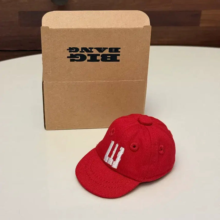 [BUNJANG] Bigbang 20th Anniversary Media Exhibition Random Baseball Cap Keyring (Red) / 레드)빅뱅 20주년 기념 미디어 전시회 랜덤 베이스볼 캡 키링