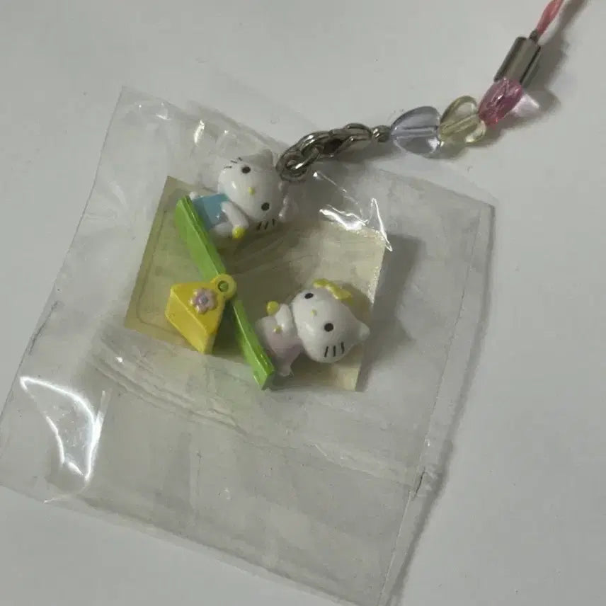 [BUNJANG] Hello Kitty Mimi Strap Keychain Seesaw Playground Kindergarten Vintage / 미개봉 고전 키티 미미 스트랩 키링 시소 놀이터 유치원 빈티지