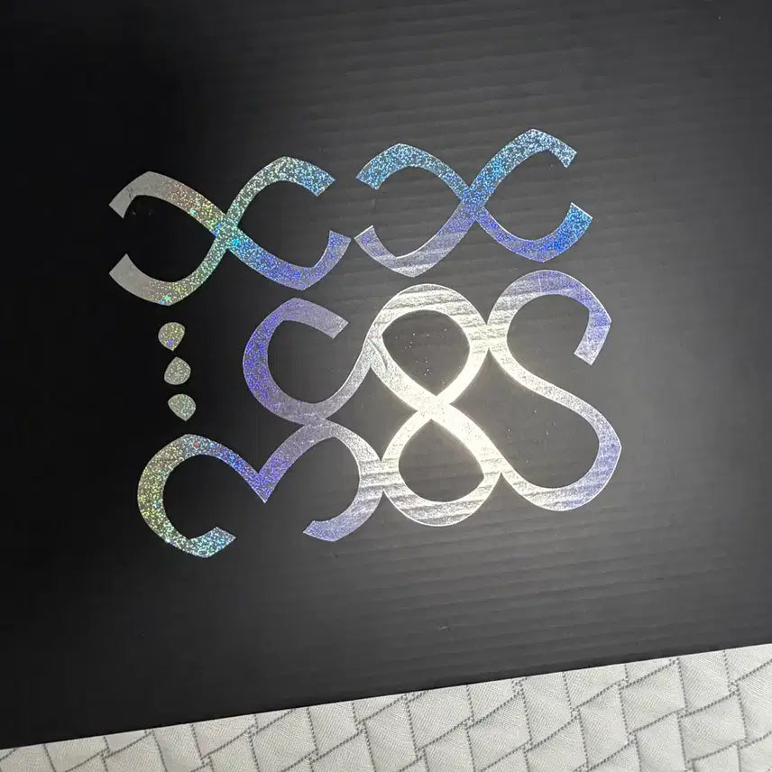 [BUNJANG] BIGBANG Exhibition Limited Edition Hologram T-Shirt / 빅뱅 전시회 한정판 홀로그램 티셔츠