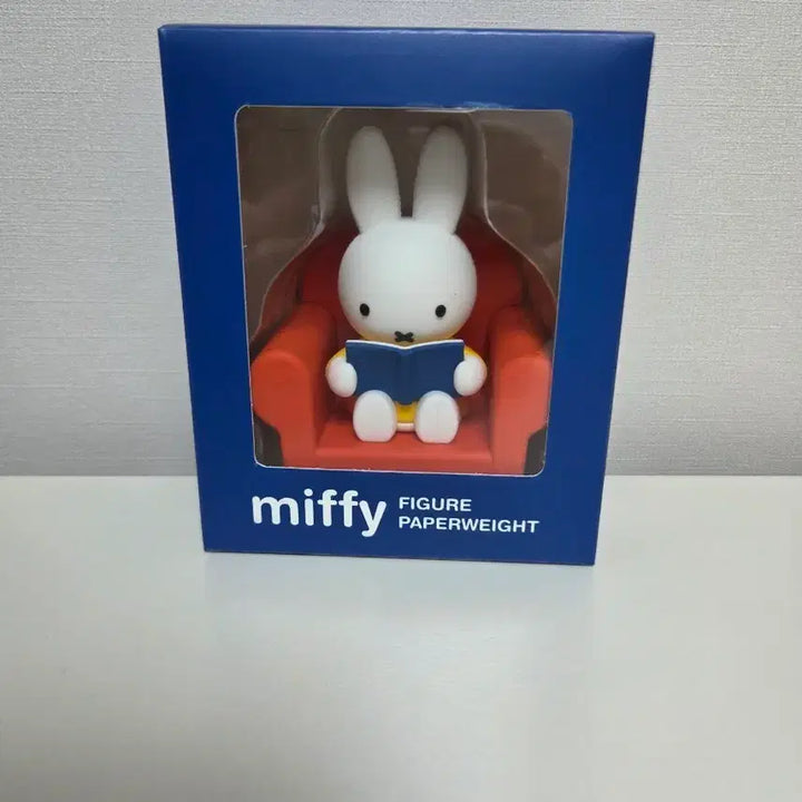 [BUNJANG] Miffy Reading Character Paperweight / 미피 피규어 문진