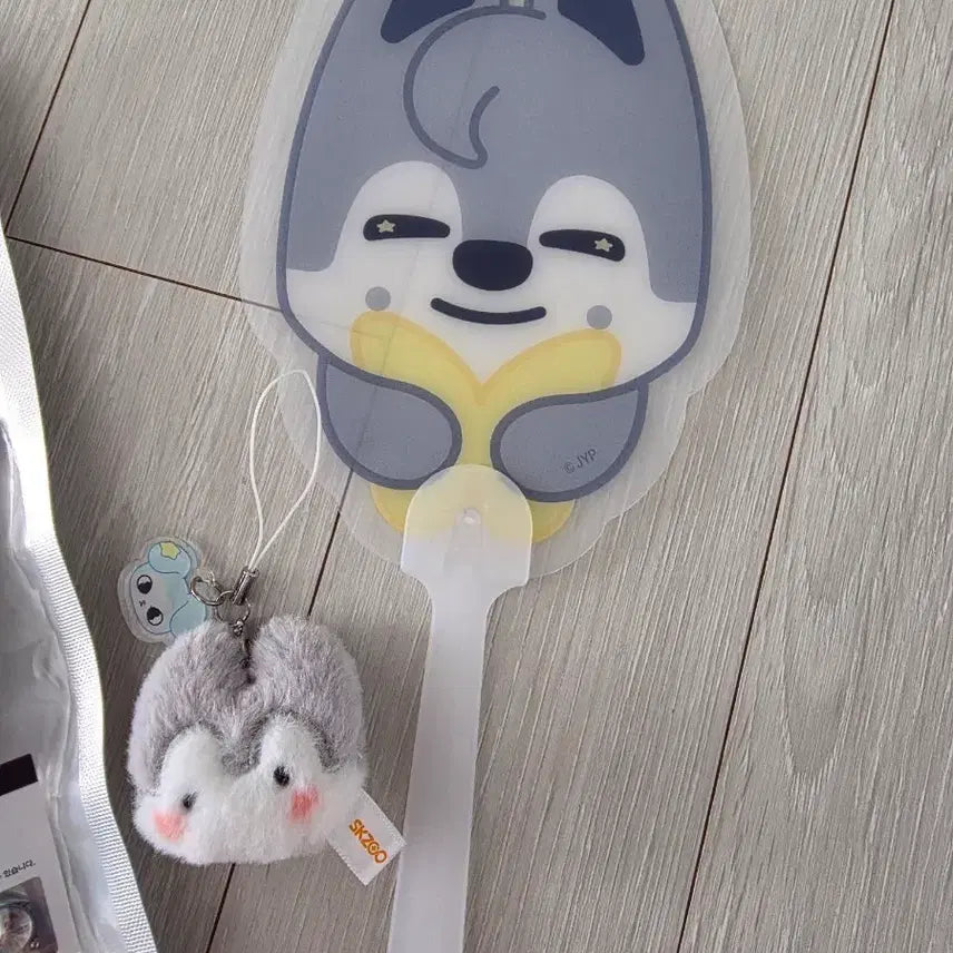[BUNJANG] Stray Kids Bang Chan Run It Goods Fan + Pompom Keyring / 스트레이키즈 런잇 입장 기프트 울프찬 부채+폼폼키링