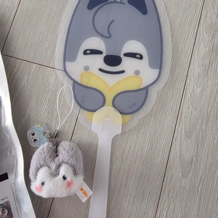 [BUNJANG] Stray Kids Bang Chan Run It Goods Fan + Pompom Keyring / 스트레이키즈 런잇 입장 기프트 울프찬 부채+폼폼키링