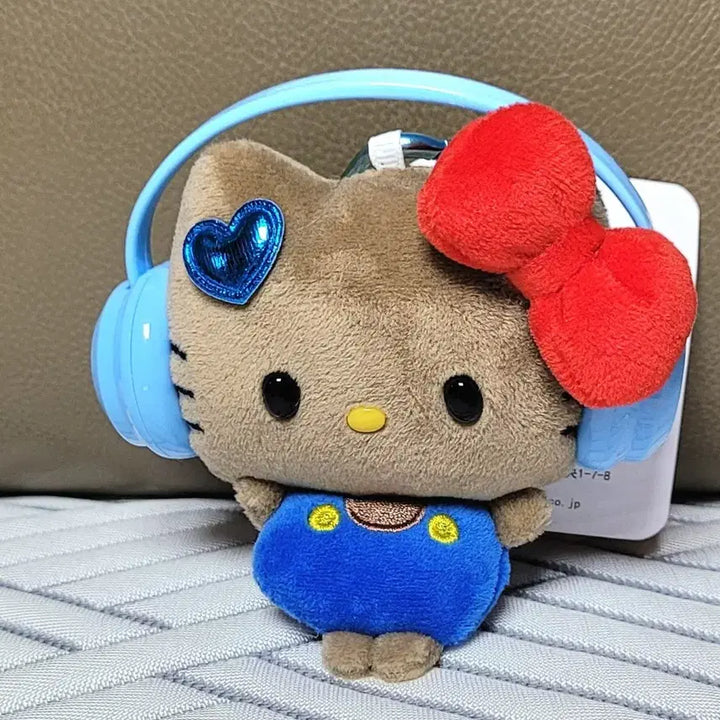 [BUNJANG] Sanrio Hello Kitty Blue Check Overalls Doll + Headphone Charm Doll + Backpack Pouch + Wind-up Figure Set (New) / 산리오 정품헬로키티 블루 체크 멜빵 인형+헤드폰 쓴 키티+키티 백팩파우치+키티 태엽피규어(새상품)