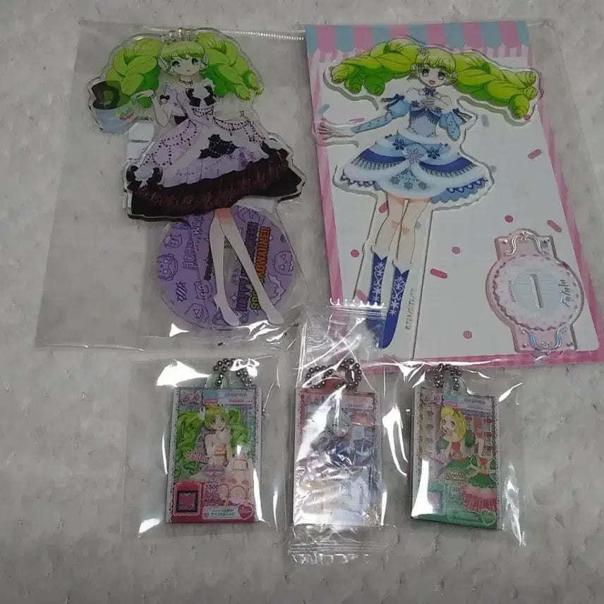 [BUNJANG] PriPara Faruru Halloween Cupcake Acrylic Stand + Tricolore Hibiki Fuwari Gacha / 프리파라 파루루 할로윈 컵케이크 아크릴 스탠드+트리콜로르 히비키 후와리 가챠