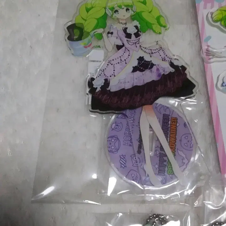 [BUNJANG] PriPara Faruru Halloween Cupcake Acrylic Stand + Tricolore Hibiki Fuwari Gacha / 프리파라 파루루 할로윈 컵케이크 아크릴 스탠드+트리콜로르 히비키 후와리 가챠