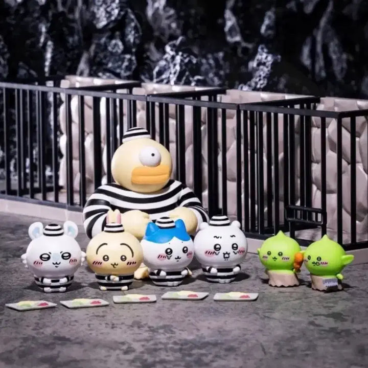 [BUNJANG] Chiikawa Prison Figure Set (Chiikawa, Hachiware) / 치이카와 감옥 피규어 치이카와 하치와레
