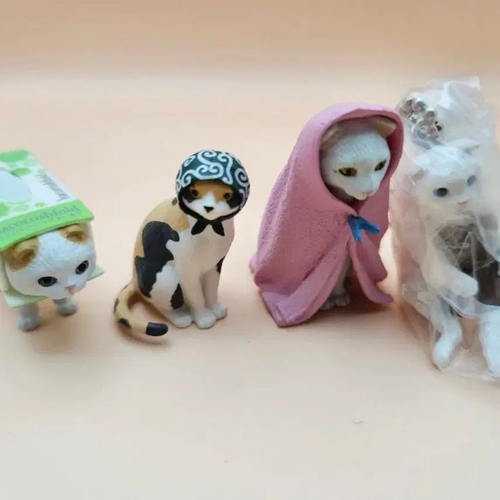 [BUNJANG] Set of 4 Cat Figurines with Accessories / 고양이 피규어 4종 (곽티슈/수건/보자기/초콜릿 장착)