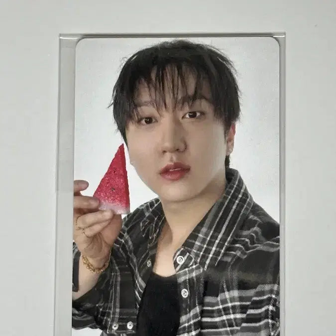 [BUNJANG] Stray Kids Changbin Watermelon Photocard (This&amp;That Fandom Shop Exclusive) / 디스앤댓 팬즈샵 구매 특전 미공포 창빈 수박포카