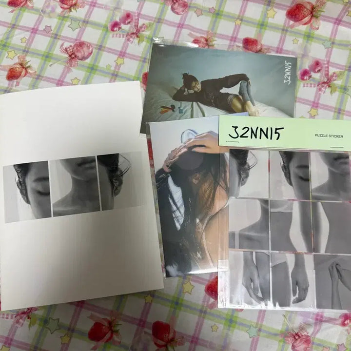 [BUNJANG] JENNIE Exhibition Official Goods Bundle Set with Large Poster / [JENNIE PHOTO J2NNI5] 제니 전시회 공식 굿즈+대형 포스터 일괄