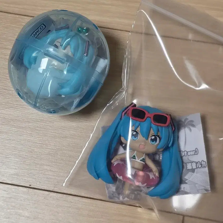 [BUNJANG] Hatsune Miku "Poolside Tanning" Gacha Figure / 미쿠 가챠 - 다함께 수영장 태닝 미쿠