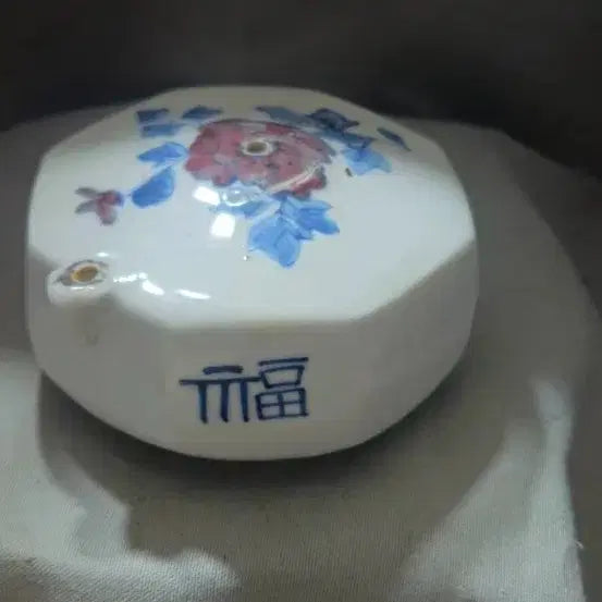 [BUNJANG] Octagonal Celadon Porcelain Inkstone with Peony and Bat Motifs, 10cm Large / 팔각 청화 홍채 모란문 복수문 도자 연적 10cm 대형 서예 문방구