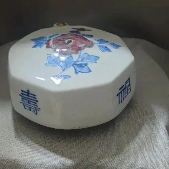 [BUNJANG] Octagonal Celadon Porcelain Inkstone with Peony and Bat Motifs, 10cm Large / 팔각 청화 홍채 모란문 복수문 도자 연적 10cm 대형 서예 문방구