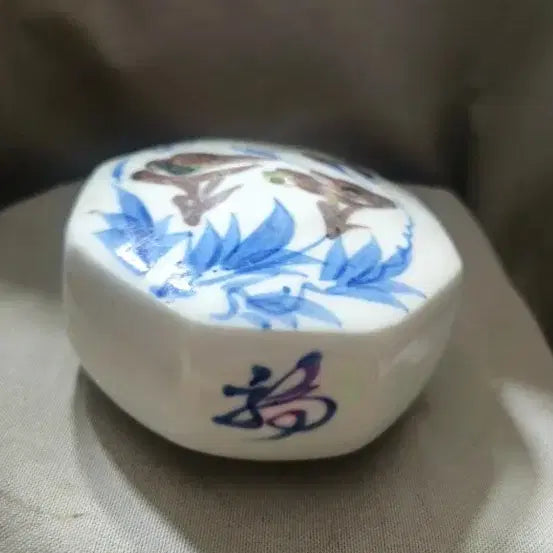 [BUNJANG] Blue and White Porcelain Octagonal Celadon Ink Stone with Flower and Butterfly Motif / 청화오채 화접문 수자문 팔각 도자 연적 10.5cm 문방구
