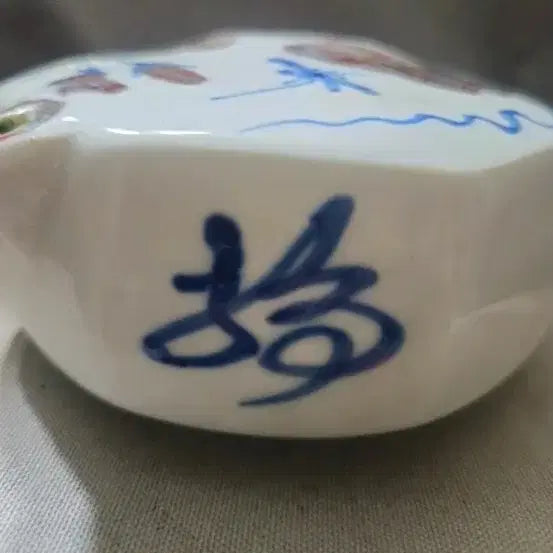[BUNJANG] Blue and White Porcelain Octagonal Celadon Ink Stone with Flower and Butterfly Motif / 청화오채 화접문 수자문 팔각 도자 연적 10.5cm 문방구