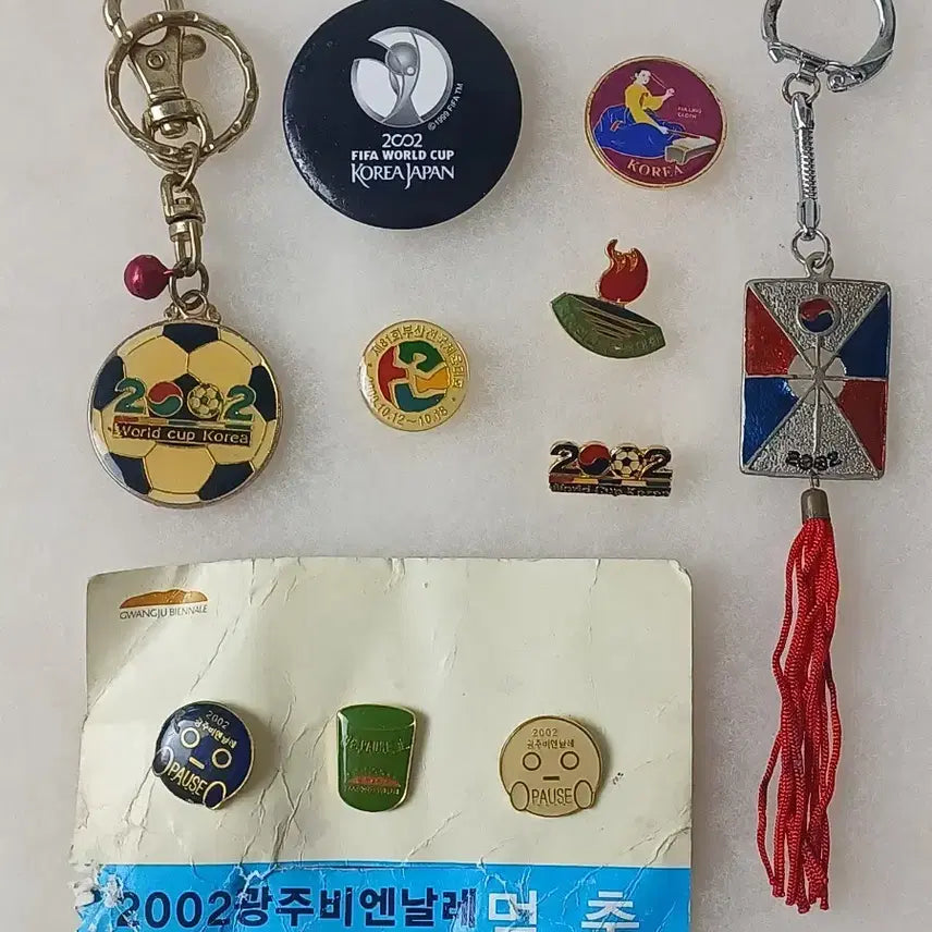 [BUNJANG] 2002 World Cup &amp; Gwangju Biennale Memorabilia Set (10 Items) / 근대사 수집품 2002 월드컵 키링,광주비엔날레  뱃지등 10종세트