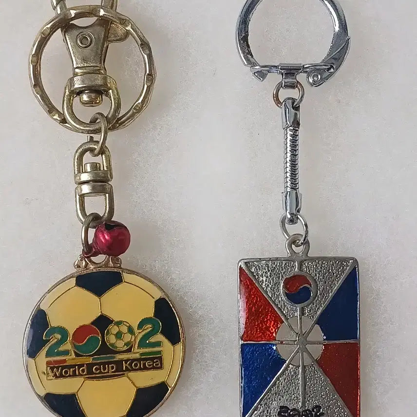 [BUNJANG] 2002 World Cup &amp; Gwangju Biennale Memorabilia Set (10 Items) / 근대사 수집품 2002 월드컵 키링,광주비엔날레  뱃지등 10종세트