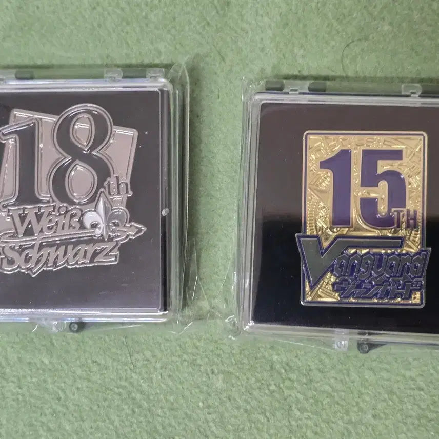 [BUNJANG] Weiss Schwarz 18th Anniversary Badge &amp; Vanguard 15th Anniversary Badge Bundle / 바이스슈바르츠 18주년 기념 뱃지/뱅가드 15주년 기념 뱃지  바이스슈발츠 일괄