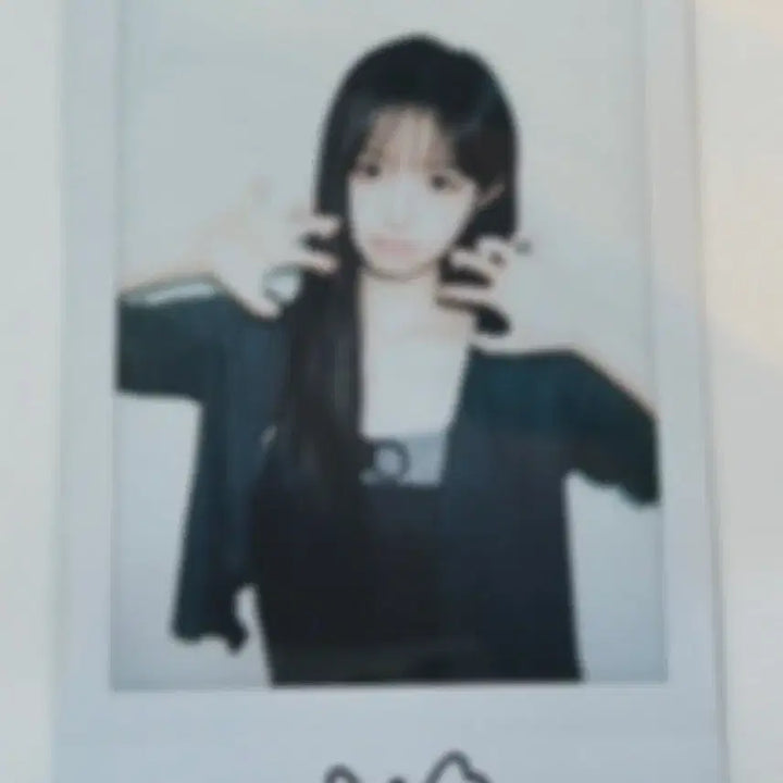 [BUNJANG] tripleS Kim Chaewon Signed Polaroid / tripleS 트리플에스 260829 김채원 싸인 폴라로이드