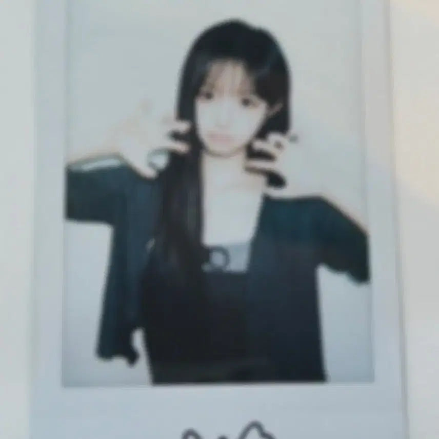 [BUNJANG] tripleS Kim Chaewon Signed Polaroid / tripleS 트리플에스 260829 김채원 싸인 폴라로이드
