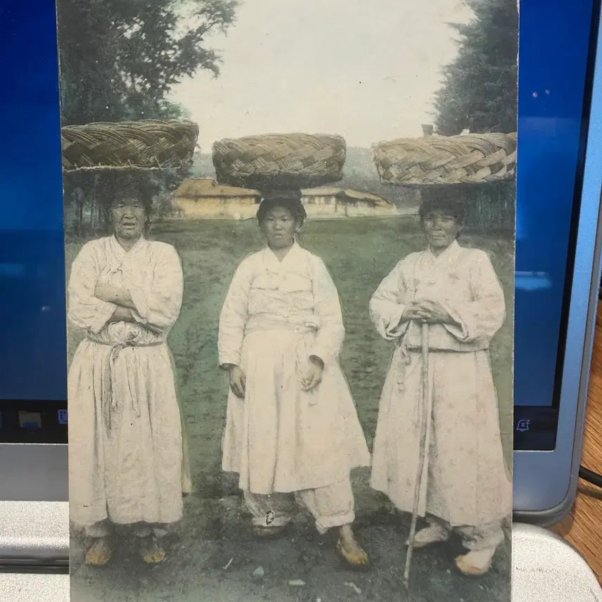 [BUNJANG] Korean Empire Hand-Colored Postcard: Female Merchant (1900s) by Iwata Photo - Unused / 1900년 - 대한제국 시기 - 여성 상인 경제 활동사 - 생활 복식 - 이와타 사진