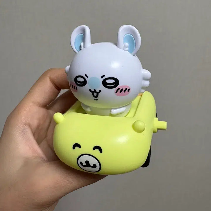 [BUNJANG] Momonga Moving Car Figure Chiikawa Manjakgui / 모몽가 움직이는 자동차 피규어 치이카와 만작귀
