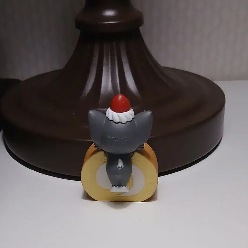 [BUNJANG] Tom and Jerry "Eat Eat Hide-and-Seek" Tom &amp; Roll Cake Figure Gacha / 톰과 제리 먹고 먹고 숨바꼭질 피규어 가챠 톰&amp;롤케이크