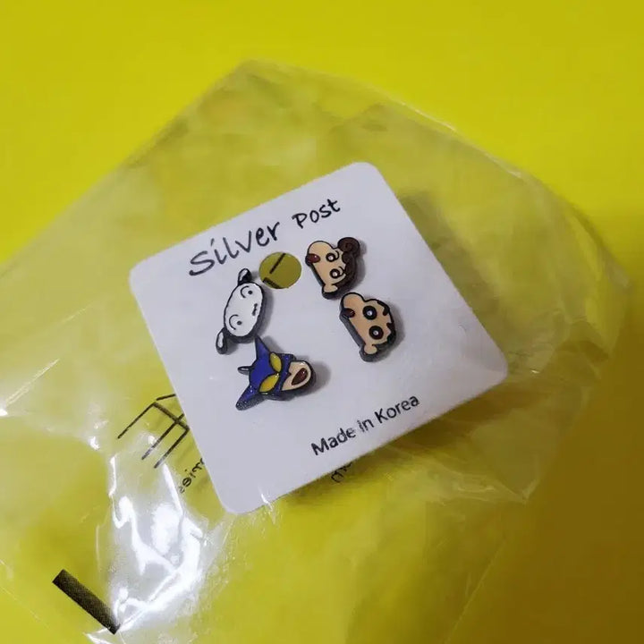 [BUNJANG] Crayon Shin-chan "2020" 2 Set Earrings / 20년도 짱구 귀걸이 2세트
