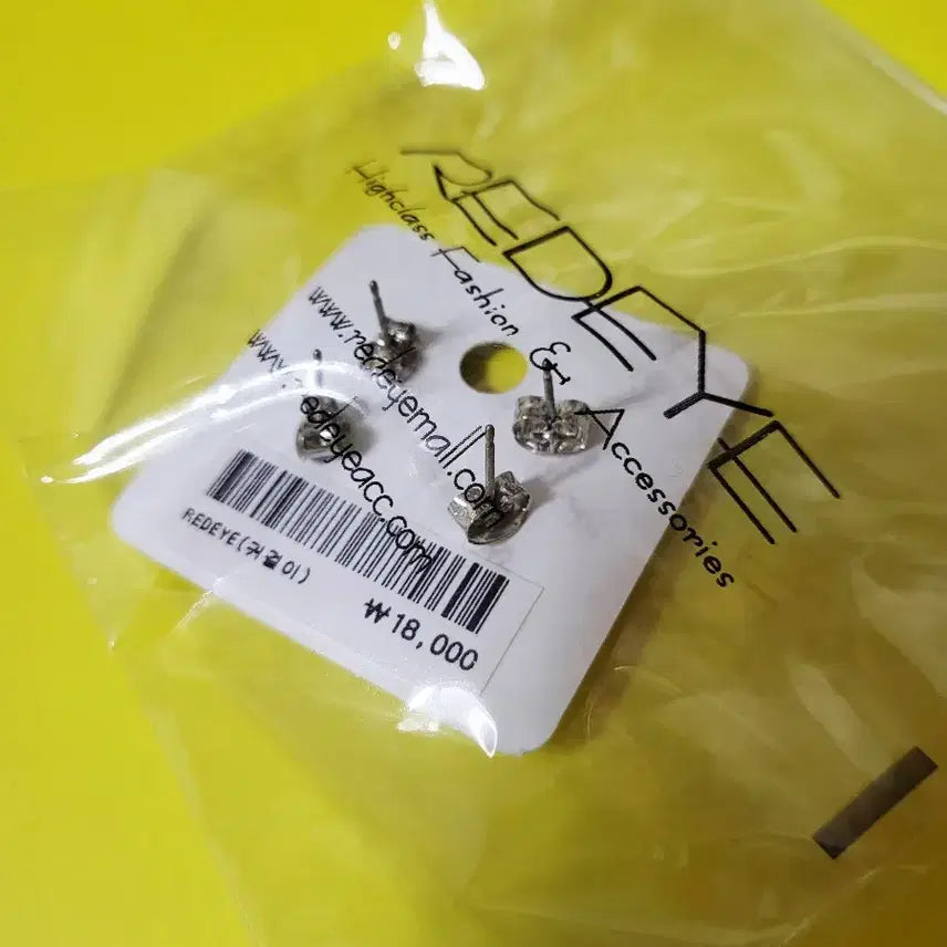 [BUNJANG] Crayon Shin-chan "2020" 2 Set Earrings / 20년도 짱구 귀걸이 2세트