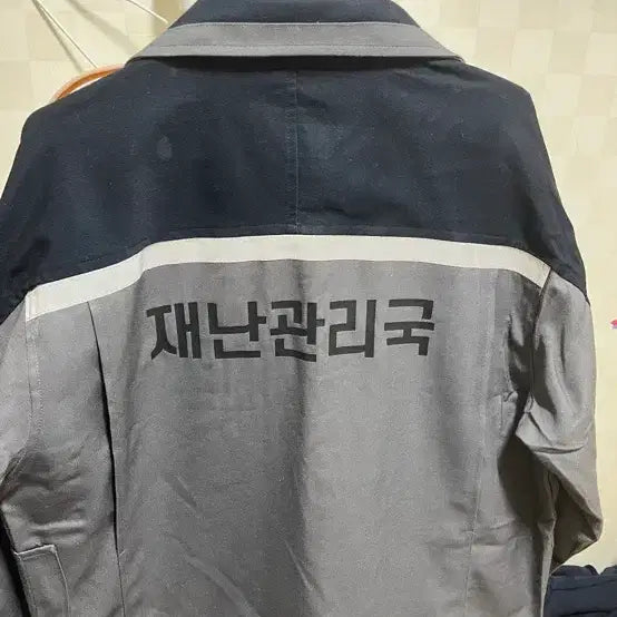 [BUNJANG] Gae-dam-chul-geun Disaster Management Bureau Jumper / 괴담출근 재난관리국 점퍼