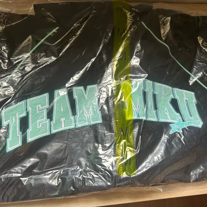 [BUNJANG] SPAO x Hatsune Miku Collaboration Windbreaker - Size M / 스파오 미쿠 콜라보 윈드브레이커 M사이즈
