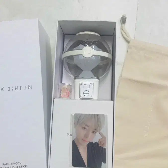 [BUNJANG] Park Jihoon Official Lightstick Pouch &amp; Photocard Set / 박지훈 뽑봉 2개 공식 응원봉 파우치와 포토카드 포함