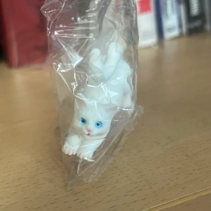 [BUNJANG] White Cat Gacha Figure / 흰고양이 가챠 피규어