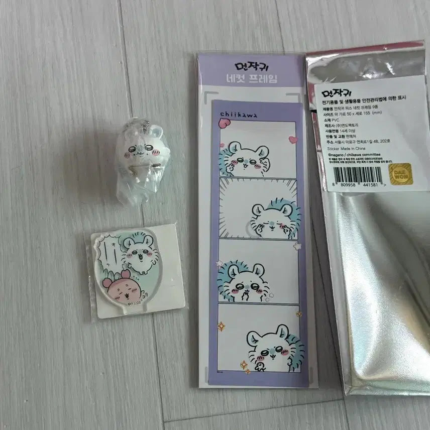 [BUNJANG] Momonga Goods Set: Four-Cut Frame, Tabemono Keyring, Acrylic Stand / 모몽가 굿즈 세트 판매 / 네컷 프레임&amp;타베모노 키링&amp;아크릴 스텐드