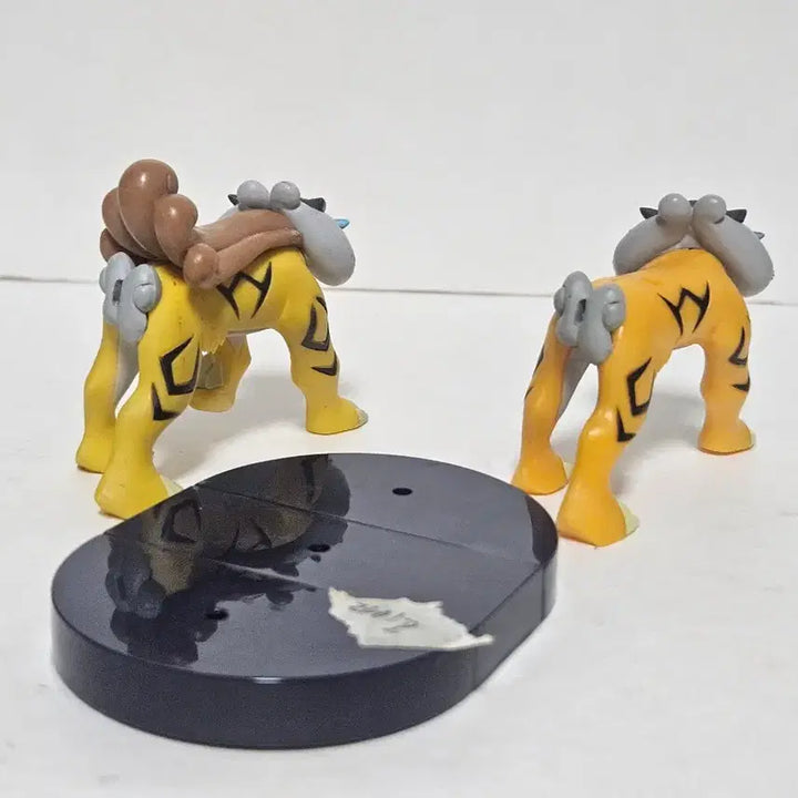 [BUNJANG] Pokemon 3D Model Raikou Figure (x2) + Stands (Junk) / 포켓몬스터 입체도감 라이코 피규어 정크 2개 + 받침대
